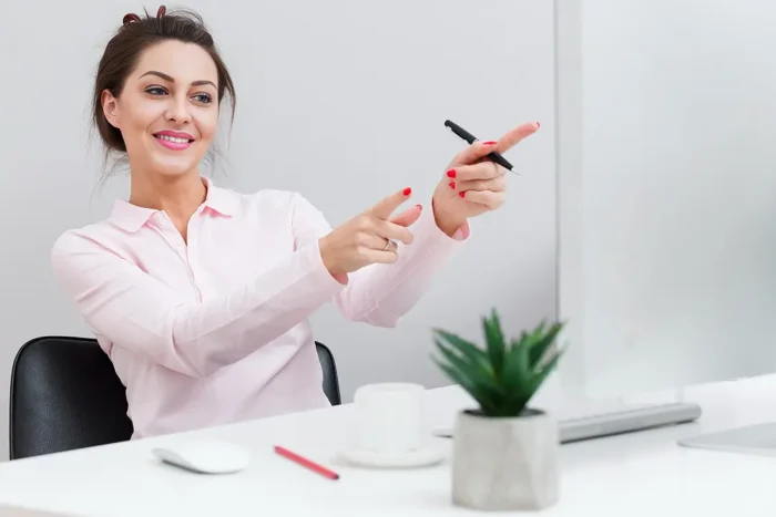 A grafikus a monitoron mutatja, az elkészült wordpress elementor weboldalt.