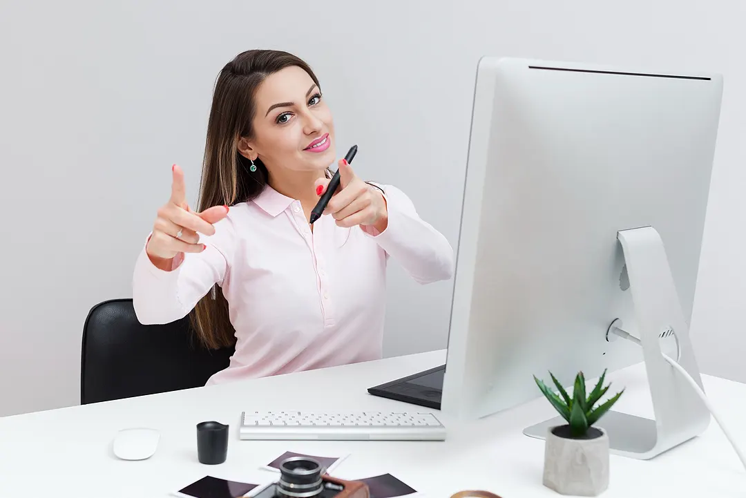 WordPress weboldal készítés előnyei, különböző weboldal-elemekkel, mint színpaletta, tipográfia, dizájn eszközök, reszponzív megjelenítés, ikonok és grafikai elemek, amelyek a modern webdesign részleteit mutatják be.