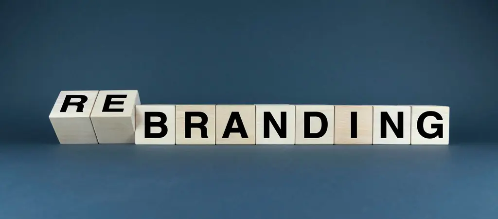 A logó újratervezése lehetőséget nyújt a megújulásra, de kockázatokat is hordozhat. Mikor és miért érdemes átgondolni a változtatást?